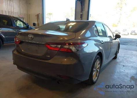 2022 Toyota Camry Le z USA, uszkodzony, nr VIN 4T1C11AK7NU680880
